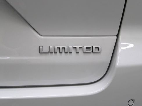 New 2025 Jeep Grand Cherokee Limited w/ Luxury Tech Group II image 39