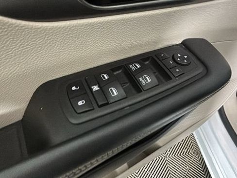 Used 2024 Chrysler Pacifica Touring-L FWD image 10