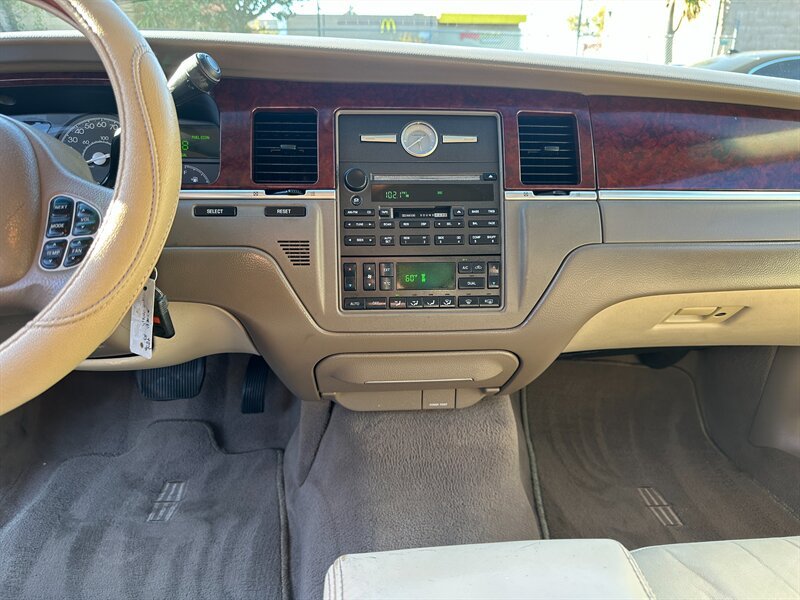 Used 2004 Lincoln Town Car Ultimate RWD image 19