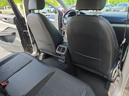 Used 2023 Volkswagen Taos SE w/ Panoramic Sunroof Package AWD/4WD image 11
