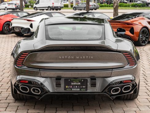 Used 2025 Aston Martin Vanquish RWD image 33