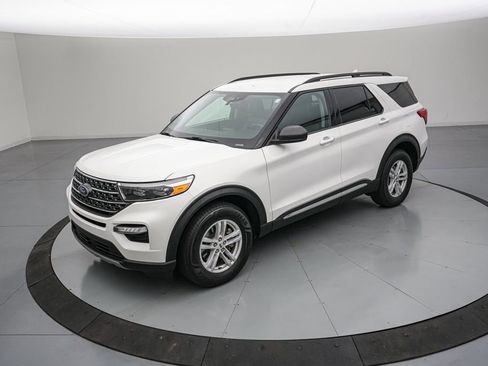 Certified 2024 Ford Explorer XLT w/ Equipment Group 202A AWD/4WD image 9