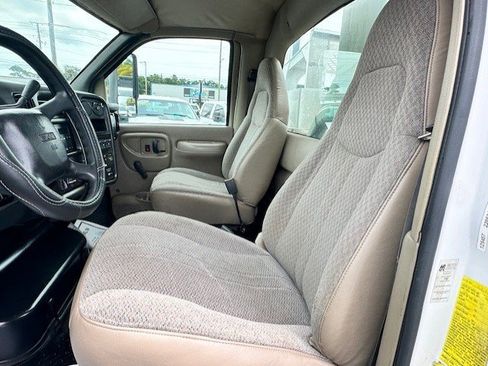 Used 2005 GMC TopKick C4500 2WD Regular Cab image 19