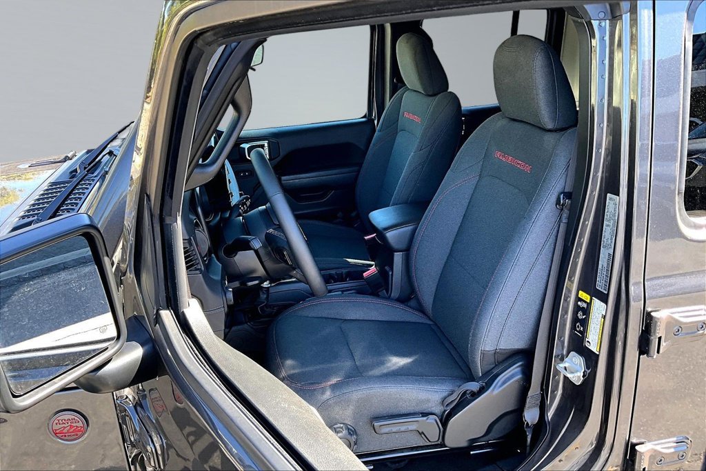 Used 2025 Jeep Wrangler Unlimited Rubicon w/ Convenience Group AWD/4WD image 3