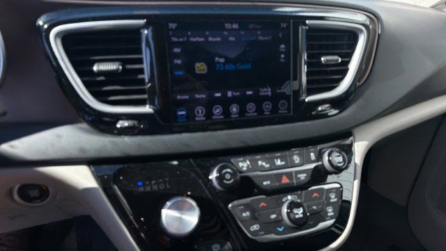Used 2019 Chrysler Pacifica Touring-L FWD image 10