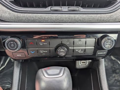 Used 2024 Jeep Compass Latitude image 25