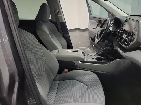 Used 2022 Toyota Highlander LE AWD/4WD image 23