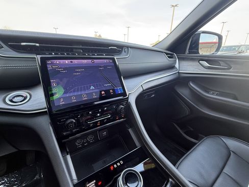 Used 2025 Jeep Grand Cherokee L Limited w/ Luxury Tech Group II image 10