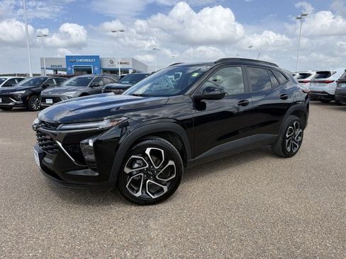 Used 2025 Chevrolet Trax RS FWD image 2