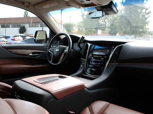 Used 2019 Cadillac Escalade Luxury image 31