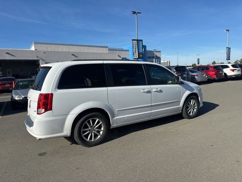 Used 2016 Dodge Grand Caravan SXT w/ UConnect Hands-Free Group image 3