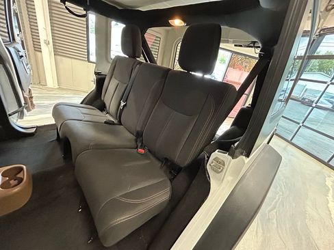 Used 2017 Jeep Wrangler Unlimited Rubicon w/ Connectivity Group AWD/4WD image 6
