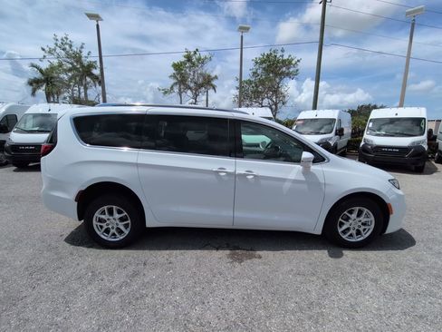 Used 2021 Chrysler Pacifica Touring-L FWD image 4