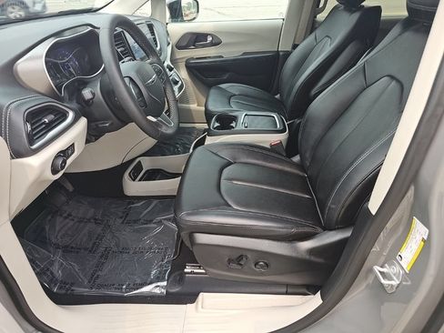 Used 2024 Chrysler Pacifica Touring-L FWD image 14