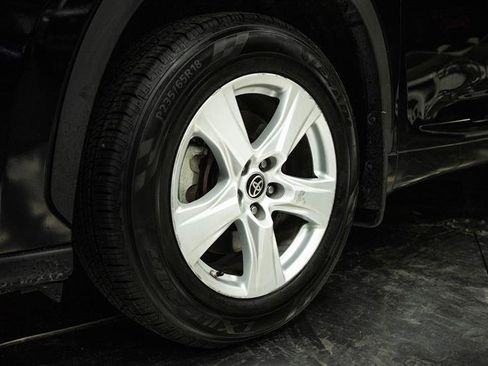 Used 2021 Toyota Highlander LE w/ Protection Package #3 (TMS) AWD/4WD image 3