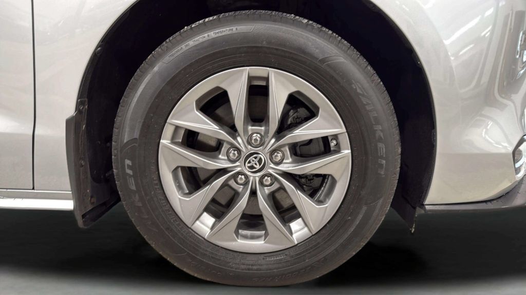 Used 2024 Toyota Sienna LE FWD image 41