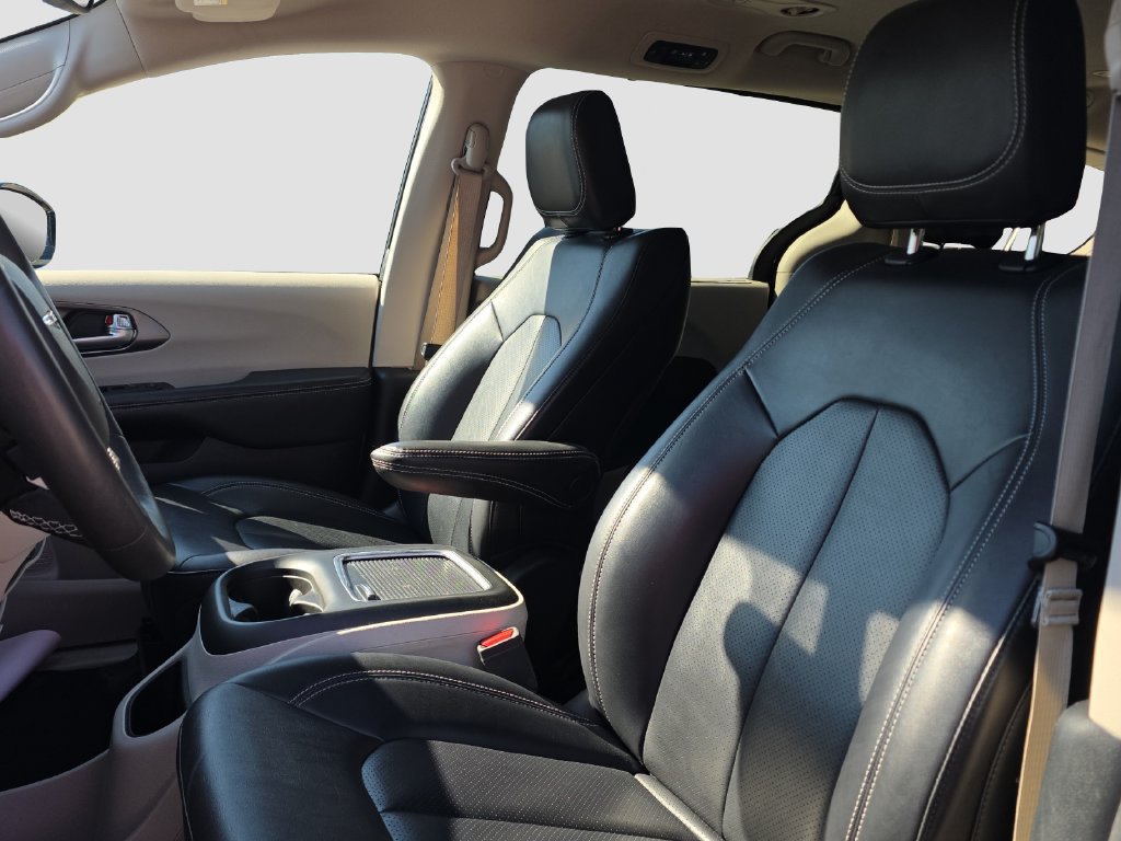 Used 2024 Chrysler Pacifica Touring-L FWD image 7