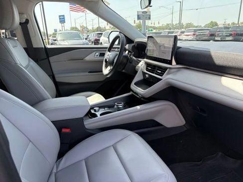 Used 2025 Ford Explorer Active w/ Active Comfort Package AWD/4WD image 12