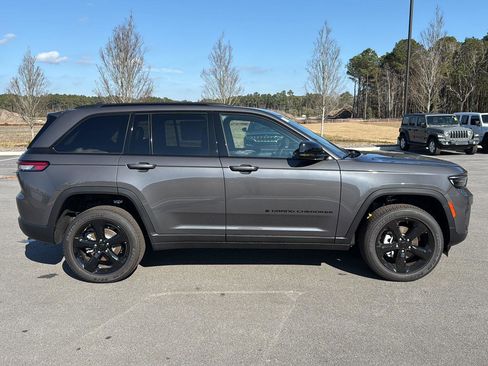 New 2025 Jeep Grand Cherokee Altitude image 10