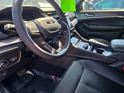 Used 2025 Jeep Grand Cherokee Limited AWD/4WD image 13