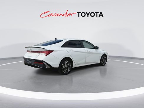 Used 2025 Hyundai Elantra SEL FWD image 8