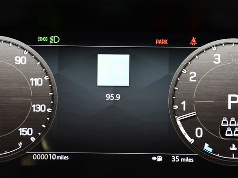 Used 2025 Land Rover Defender 110 S image 24