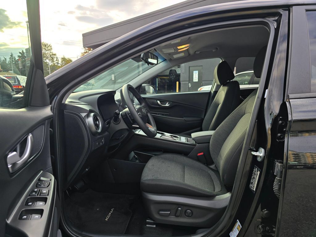 Used 2023 Hyundai Kona SE FWD image 17