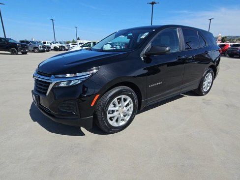Used 2023 Chevrolet Equinox LS w/ LS Convenience Package FWD image 4