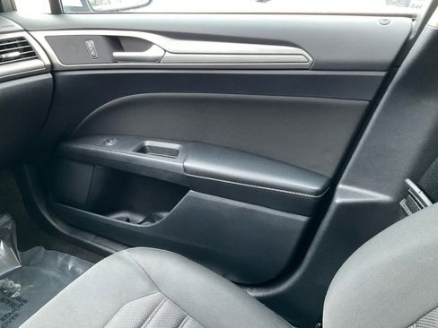 Used 2019 Ford Fusion SE image 16