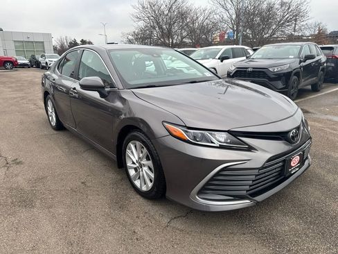 Used 2021 Toyota Camry LE image 9