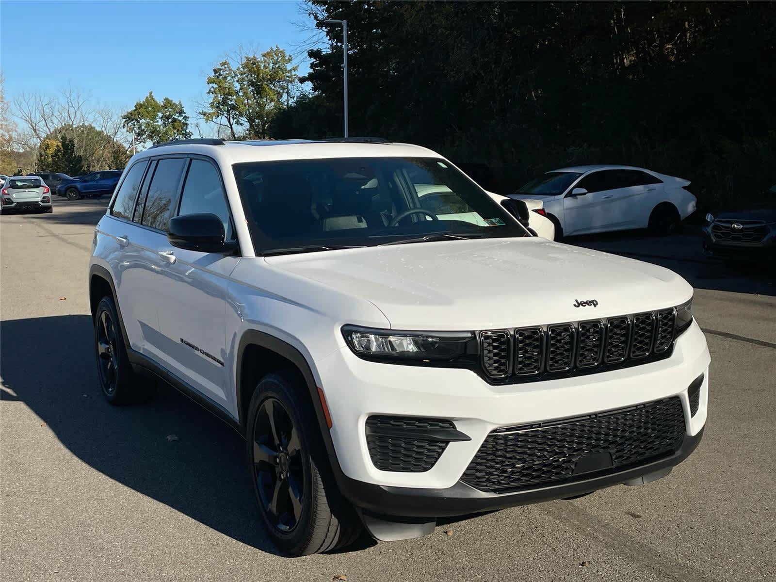 Used 2023 Jeep Grand Cherokee Altitude AWD/4WD image 7