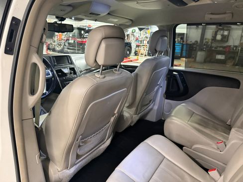Used 2013 Chrysler Town & Country Touring-L w/ Driver Convenience Group image 30