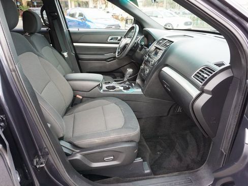 Certified 2017 Ford Explorer XLT image 3