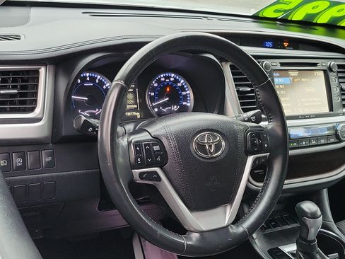 Used 2017 Toyota Highlander Plus FWD image 9