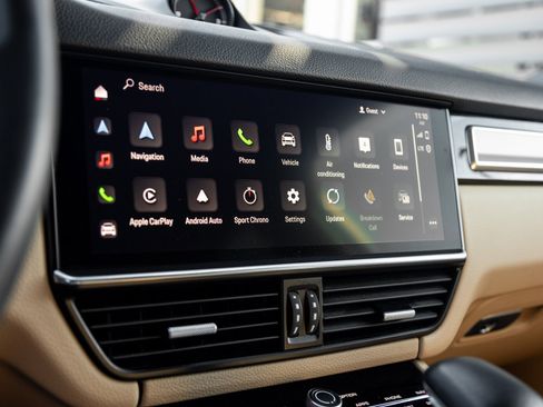 Certified 2023 Porsche Cayenne Platinum Edition image 25