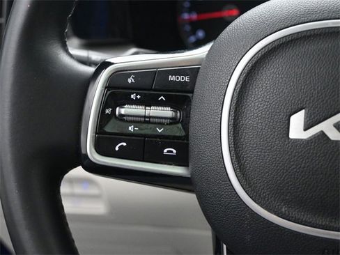 Used 2022 Kia Sorento SX image 2