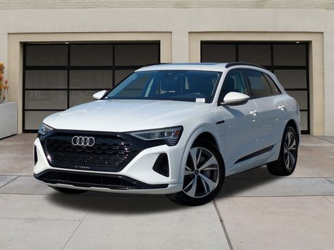 Used 2024 Audi Q8 e-tron Premium image 3