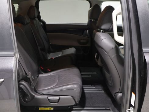 Used 2025 Kia Carnival FWD image 20