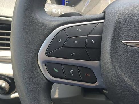 Used 2023 Chrysler Pacifica Touring-L FWD image 31