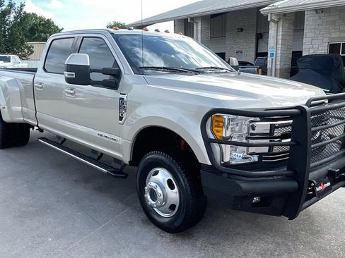 Used 2017 Ford F350 Lariat w/ Lariat Value Package AWD/4WD image 3