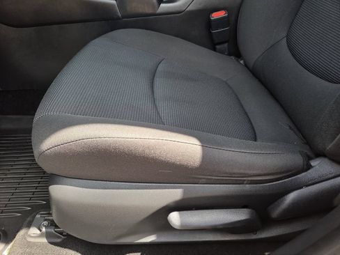 Used 2022 Toyota RAV4 LE FWD image 13