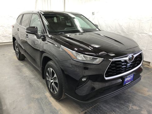 Used 2020 Toyota Highlander XLE image 2