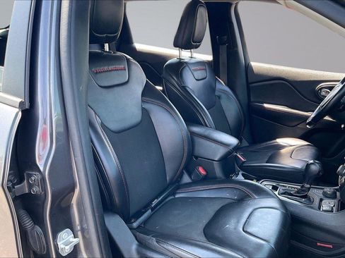 Used 2019 Jeep Cherokee Trailhawk AWD/4WD image 9
