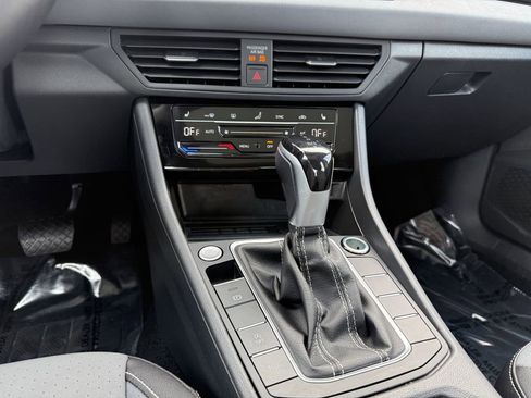Used 2025 Volkswagen Jetta SE FWD image 18