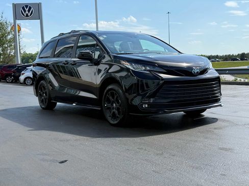 Used 2025 Toyota Sienna XLE Woodland Edition AWD/4WD image 3