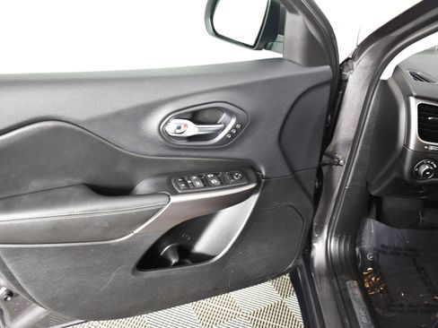 Used 2019 Jeep Cherokee Limited image 37