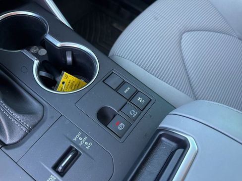 Used 2024 Toyota Highlander LE image 30