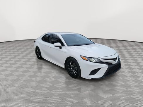 Used 2020 Toyota Camry SE image 2