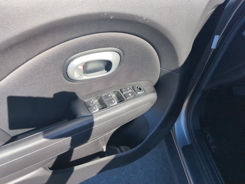 Used 2017 Kia Soul + FWD image 19