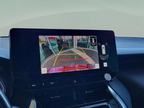 Used 2023 Toyota Venza XLE image 18